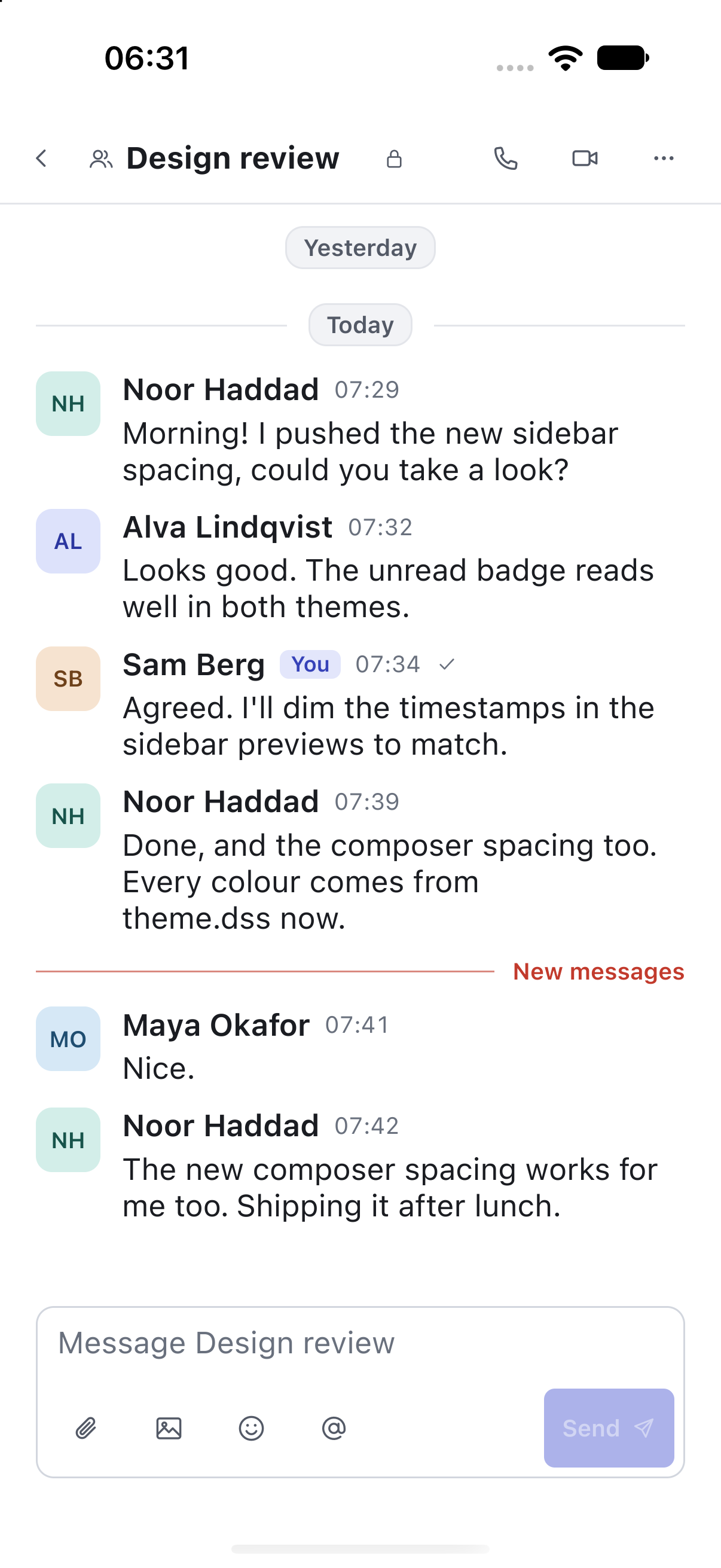 Lowfire on iPhone, light: a group conversation with the sidebar and the message composer.